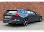 Volvo V60 B4 R-Design | Panoramadak | Premium audio by Harman Kardon | Head-up display | Verwarmbare voorstoelen en stuurwiel | 19 inch Lichtmetalen velgen