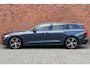 Volvo V60 B4 R-Design | Panoramadak | Premium audio by Harman Kardon | Head-up display | Verwarmbare voorstoelen en stuurwiel | 19 inch Lichtmetalen velgen