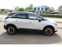 Opel Crossland 1.2-110pk Turbo 'Elegance'. Mooie en luxe hoogzitter met weinig km's ! Volautm. airco dual, cruise control, camera, comfortstoelen, metallic lak, LM wielen, navigatie, telefoonvoorb., lane- en side assist, parkeersensoren v+a, LED verlichting etc.
