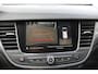 Opel Crossland 1.2-110pk Turbo 'Elegance'. Mooie en luxe hoogzitter met weinig km's ! Volautm. airco dual, cruise control, camera, comfortstoelen, metallic lak, LM wielen, navigatie, telefoonvoorb., lane- en side assist, parkeersensoren v+a, LED verlichting etc.