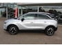 Opel Crossland 1.2-110pk Turbo 'Elegance'. Mooie en luxe hoogzitter met weinig km's ! Volautm. airco dual, cruise control, camera, comfortstoelen, metallic lak, LM wielen, navigatie, telefoonvoorb., lane- en side assist, parkeersensoren v+a, LED verlichting etc.