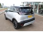 Opel Crossland 1.2-110pk Turbo 'Elegance'. Mooie en luxe hoogzitter met weinig km's ! Volautm. airco dual, cruise control, camera, comfortstoelen, metallic lak, LM wielen, navigatie, telefoonvoorb., lane- en side assist, parkeersensoren v+a, LED verlichting etc.