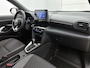 Toyota Yaris Cross 1.5 Hybrid First Edition + | BTW voertuig | Dodehoek detectie | Stoel+stuurverwarming | Elektrische achterklep | Parkeersensoren voor+achter | Draadloze telefoonlader | Apple CarPlay/Android Auto |