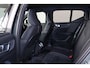 Volvo XC40 B3 Plus Dark - IntelliSafe Assist & Surround - 360º Camera - Verwarmde voorstoelen, stuur & achterbank - Parkeersensoren voor & achter - Elektr. bedienb. voorstoelen met geheugen links - Draadloze tel. lader - Standkachel - Extra getint glas - Inklapbare trekhaak - 18' LMV