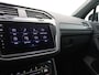 Volkswagen Tiguan 1.5 TSI R-Line Business+ 150PK DSG Trekhaak, Achteruitrijcamera, Black Style, Voorruitverwarming, Stoel-Stuurverwarming, Side Assist, 19" LM Velgen