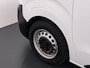 Opel Vivaro-e L2H1 75kWh Autom. 3-Persoons 360°Camera Navi Imperiaal Trekhaak Apple Carplay Android Auto Pdc Cruise Control SOH 88.5% DAB Bluetooth Betonplex Vloer Wandbetimmering Schuifdeur Regen-Lichtsensor 1.000KG Trekgewicht 1e Eigenaar Dealeronderhouden
