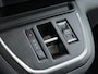 Opel Vivaro-e L2H1 75kWh Autom. 3-Persoons 360°Camera Navi Imperiaal Trekhaak Apple Carplay Android Auto Pdc Cruise Control SOH 88.5% DAB Bluetooth Betonplex Vloer Wandbetimmering Schuifdeur Regen-Lichtsensor 1.000KG Trekgewicht 1e Eigenaar Dealeronderhouden
