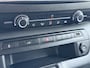 Opel Vivaro-e L2H1 75kWh Autom. 3-Persoons 360°Camera Navi Imperiaal Trekhaak Apple Carplay Android Auto Pdc Cruise Control SOH 88.5% DAB Bluetooth Betonplex Vloer Wandbetimmering Schuifdeur Regen-Lichtsensor 1.000KG Trekgewicht 1e Eigenaar Dealeronderhouden