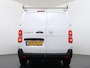 Opel Vivaro-e L2H1 75kWh Autom. 3-Persoons 360°Camera Navi Imperiaal Trekhaak Apple Carplay Android Auto Pdc Cruise Control SOH 88.5% DAB Bluetooth Betonplex Vloer Wandbetimmering Schuifdeur Regen-Lichtsensor 1.000KG Trekgewicht 1e Eigenaar Dealeronderhouden