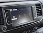 Opel Vivaro-e L2H1 75kWh Autom. 3-Persoons 360°Camera Navi Imperiaal Trekhaak Apple Carplay Android Auto Pdc Cruise Control SOH 88.5% DAB Bluetooth Betonplex Vloer Wandbetimmering Schuifdeur Regen-Lichtsensor 1.000KG Trekgewicht 1e Eigenaar Dealeronderhouden
