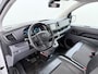 Opel Vivaro-e L2H1 75kWh Autom. 3-Persoons 360°Camera Navi Imperiaal Trekhaak Apple Carplay Android Auto Pdc Cruise Control SOH 88.5% DAB Bluetooth Betonplex Vloer Wandbetimmering Schuifdeur Regen-Lichtsensor 1.000KG Trekgewicht 1e Eigenaar Dealeronderhouden