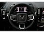 Volvo XC40 B4 Plus Black Edition | Panoramadak | Elektrisch Verstelbare Voorstoelen | Getint Glas Achter | Keyless | Elektrische Achterklep | Premium audio by Harman Kardon | Stoelverwarming | Stuurverwarming | Volvo UX Infotainment | Adaptieve Cruise Control | Pilot Assist | BLIS