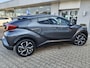 Toyota C-HR / C-HR+ 1.8 Hybrid Dynamic Sport | Trekhaak | JBL | Navi | Alcantara/Lee