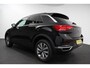 Volkswagen T-Roc 1.5 TSI 150pk DSG Style Navigatie Apple Carplay Android Auto Camera Parkeersensoren Adaptive Cruise Control Stoelverwarming Climate Control Lichtmetalen velgen