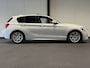BMW 1-Serie 118i High Executive (PANO, LED, STOELVERWARMING, GROOT NAVI, PARKEERSENSOREN)