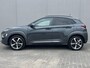 Hyundai Kona 1.0T Premium / Trekhaak (1.200KG) / Cruise Control / Stuur-, Stoelverwarming / Apple Carplay&Android Auto / Navigatie / Airco / Sportief Interieur /