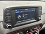Hyundai Kona 1.0T Premium / Trekhaak (1.200KG) / Cruise Control / Stuur-, Stoelverwarming / Apple Carplay&Android Auto / Navigatie / Airco / Sportief Interieur /
