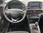 Hyundai Kona 1.0T Premium / Trekhaak (1.200KG) / Cruise Control / Stuur-, Stoelverwarming / Apple Carplay&Android Auto / Navigatie / Airco / Sportief Interieur /