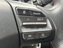 Hyundai Kona 1.0T Premium / Trekhaak (1.200KG) / Cruise Control / Stuur-, Stoelverwarming / Apple Carplay&Android Auto / Navigatie / Airco / Sportief Interieur /
