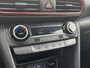 Hyundai Kona 1.0T Premium / Trekhaak (1.200KG) / Cruise Control / Stuur-, Stoelverwarming / Apple Carplay&Android Auto / Navigatie / Airco / Sportief Interieur /