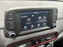 Hyundai Kona 1.0T Premium / Trekhaak (1.200KG) / Cruise Control / Stuur-, Stoelverwarming / Apple Carplay&Android Auto / Navigatie / Airco / Sportief Interieur /