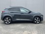 Hyundai Kona 1.0T Premium / Trekhaak (1.200KG) / Cruise Control / Stuur-, Stoelverwarming / Apple Carplay&Android Auto / Navigatie / Airco / Sportief Interieur /