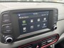Hyundai Kona 1.0T Premium / Trekhaak (1.200KG) / Cruise Control / Stuur-, Stoelverwarming / Apple Carplay&Android Auto / Navigatie / Airco / Sportief Interieur /