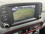 Hyundai Kona 1.0T Premium / Trekhaak (1.200KG) / Cruise Control / Stuur-, Stoelverwarming / Apple Carplay&Android Auto / Navigatie / Airco / Sportief Interieur /
