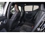 Volvo XC40 B4 Plus Black Edition - Panoramisch schuif-/kanteldak - Elektr. verstelbare voorstoelen, links met geheugen - IntelliSafe Assist & Surround - Harman Kardon audio - Verwarmde voorstoelen & stuur - Parkeersensoren voor & achter - Parkeercamera achter - Draadloze tel. lader - Extra getint glas - 20' LMV - Google Maps geïntegreerd - Apple®CarPlay