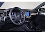 Volvo XC40 B4 Plus Black Edition - Panoramisch schuif-/kanteldak - Elektr. verstelbare voorstoelen, links met geheugen - IntelliSafe Assist & Surround - Harman Kardon audio - Verwarmde voorstoelen & stuur - Parkeersensoren voor & achter - Parkeercamera achter - Draadloze tel. lader - Extra getint glas - 20' LMV - Google Maps geïntegreerd - Apple®CarPlay