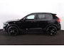 Volvo XC40 B4 Plus Black Edition - Panoramisch schuif-/kanteldak - Elektr. verstelbare voorstoelen, links met geheugen - IntelliSafe Assist & Surround - Harman Kardon audio - Verwarmde voorstoelen & stuur - Parkeersensoren voor & achter - Parkeercamera achter - Draadloze tel. lader - Extra getint glas - 20' LMV - Google Maps geïntegreerd - Apple®CarPlay