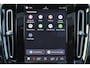 Volvo XC40 B4 Plus Black Edition - Panoramisch schuif-/kanteldak - Elektr. verstelbare voorstoelen, links met geheugen - IntelliSafe Assist & Surround - Harman Kardon audio - Verwarmde voorstoelen & stuur - Parkeersensoren voor & achter - Parkeercamera achter - Draadloze tel. lader - Extra getint glas - 20' LMV - Google Maps geïntegreerd - Apple®CarPlay