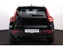 Volvo XC40 B4 Plus Black Edition - Panoramisch schuif-/kanteldak - Elektr. verstelbare voorstoelen, links met geheugen - IntelliSafe Assist & Surround - Harman Kardon audio - Verwarmde voorstoelen & stuur - Parkeersensoren voor & achter - Parkeercamera achter - Draadloze tel. lader - Extra getint glas - 20' LMV - Google Maps geïntegreerd - Apple®CarPlay