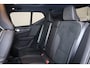 Volvo XC40 B4 Plus Black Edition - Panoramisch schuif-/kanteldak - Elektr. verstelbare voorstoelen, links met geheugen - IntelliSafe Assist & Surround - Harman Kardon audio - Verwarmde voorstoelen & stuur - Parkeersensoren voor & achter - Parkeercamera achter - Draadloze tel. lader - Extra getint glas - 20' LMV - Google Maps geïntegreerd - Apple®CarPlay