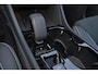 Volvo XC40 B4 Plus Black Edition - Panoramisch schuif-/kanteldak - Elektr. verstelbare voorstoelen, links met geheugen - IntelliSafe Assist & Surround - Harman Kardon audio - Verwarmde voorstoelen & stuur - Parkeersensoren voor & achter - Parkeercamera achter - Draadloze tel. lader - Extra getint glas - 20' LMV - Google Maps geïntegreerd - Apple®CarPlay