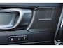 Volvo XC40 B4 Plus Black Edition - Panoramisch schuif-/kanteldak - Elektr. verstelbare voorstoelen, links met geheugen - IntelliSafe Assist & Surround - Harman Kardon audio - Verwarmde voorstoelen & stuur - Parkeersensoren voor & achter - Parkeercamera achter - Draadloze tel. lader - Extra getint glas - 20' LMV - Google Maps geïntegreerd - Apple®CarPlay