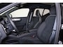 Volvo XC40 B4 Plus Black Edition - Panoramisch schuif-/kanteldak - Elektr. verstelbare voorstoelen, links met geheugen - IntelliSafe Assist & Surround - Harman Kardon audio - Verwarmde voorstoelen & stuur - Parkeersensoren voor & achter - Parkeercamera achter - Draadloze tel. lader - Extra getint glas - 20' LMV - Google Maps geïntegreerd - Apple®CarPlay