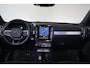 Volvo XC40 B4 Plus Black Edition - Panoramisch schuif-/kanteldak - Elektr. verstelbare voorstoelen, links met geheugen - IntelliSafe Assist & Surround - Harman Kardon audio - Verwarmde voorstoelen & stuur - Parkeersensoren voor & achter - Parkeercamera achter - Draadloze tel. lader - Extra getint glas - 20' LMV - Google Maps geïntegreerd - Apple®CarPlay