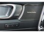 Volvo XC40 B3 Plus Dark - IntelliSafe Assist & Surround - 360º Camera - Harman/Kardon audio - Verwarmde voorstoelen & stuur - Parkeersensoren voor & achter - Elektr. bedienb. voorstoelen met geheugen links - Draadloze tel. lader - Standkachel - Extra getint glas - 18' LMV