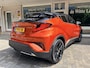 Toyota C-HR / C-HR+ 2.0 Hybrid Launch Edition 32.000 K.M. Two Tone/Lederen bekl./Cruise contr. adapt./Dode hoek detect./Elektr. verstb. stoel/Autom. airco/JBL Audio Premium/Verw. inklpb. buitensp./Navigatie full Map/ Keyless entry+Start/LM 18 Inch