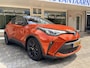 Toyota C-HR / C-HR+ 2.0 Hybrid Launch Edition 32.000 K.M. Two Tone/Lederen bekl./Cruise contr. adapt./Dode hoek detect./Elektr. verstb. stoel/Autom. airco/JBL Audio Premium/Verw. inklpb. buitensp./Navigatie full Map/ Keyless entry+Start/LM 18 Inch