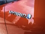 Toyota C-HR / C-HR+ 2.0 Hybrid Launch Edition 32.000 K.M. Two Tone/Lederen bekl./Cruise contr. adapt./Dode hoek detect./Elektr. verstb. stoel/Autom. airco/JBL Audio Premium/Verw. inklpb. buitensp./Navigatie full Map/ Keyless entry+Start/LM 18 Inch