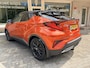 Toyota C-HR / C-HR+ 2.0 Hybrid Launch Edition 32.000 K.M. Two Tone/Lederen bekl./Cruise contr. adapt./Dode hoek detect./Elektr. verstb. stoel/Autom. airco/JBL Audio Premium/Verw. inklpb. buitensp./Navigatie full Map/ Keyless entry+Start/LM 18 Inch