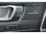Volvo EC40 Extended Range Ultra 82 kWh - Panoramadak - IntelliSafe Assist & Surround - 360º Camera - Harman/Kardon audio - Verwarmde voorstoelen, stuur & achterbank - Parkeersensoren voor & achter - Elektr. bedienb. voorstoelen met geheugen links - Warmtepomp - Extra getint glas - Inklapbare trekhaak - 19' LMV