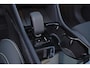 Volvo EX40 Performance Ultra Black Edition 82 kWh - Panorama/schuifdak - 360º Camera - Harman/Kardon audio - Verwarmde voorstoelen, stuur & achterbank - Parkeersensoren voor & achter - Elektr. bedienb. voorstoelen met geheugen links - Draadloze tel. lader - Warmtepomp - Extra getint glas - Inklapbare trekhaak - 20' LMV