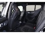 Volvo EX40 Performance Ultra Black Edition 82 kWh - Panorama/schuifdak - 360º Camera - Harman/Kardon audio - Verwarmde voorstoelen, stuur & achterbank - Parkeersensoren voor & achter - Elektr. bedienb. voorstoelen met geheugen links - Draadloze tel. lader - Warmtepomp - Extra getint glas - Inklapbare trekhaak - 20' LMV