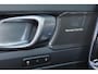 Volvo EX40 Performance Ultra Black Edition 82 kWh - Panorama/schuifdak - 360º Camera - Harman/Kardon audio - Verwarmde voorstoelen, stuur & achterbank - Parkeersensoren voor & achter - Elektr. bedienb. voorstoelen met geheugen links - Draadloze tel. lader - Warmtepomp - Extra getint glas - Inklapbare trekhaak - 20' LMV