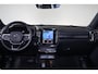Volvo EX40 Performance Ultra Black Edition 82 kWh - Panorama/schuifdak - 360º Camera - Harman/Kardon audio - Verwarmde voorstoelen, stuur & achterbank - Parkeersensoren voor & achter - Elektr. bedienb. voorstoelen met geheugen links - Draadloze tel. lader - Warmtepomp - Extra getint glas - Inklapbare trekhaak - 20' LMV