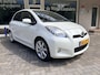 Toyota Yaris 1.8 VVTi TS Parelmoer metaal 73340 K.M. !!! Climate controle/Dakspoiler/Hoogte verst.bare stoel/Extra getint glas achter/Mistlampen voor/L.M. 17 inch/Elekt. buitenspiegels