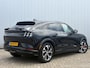 Ford Mustang Mach-E Extended AWD 98 kWh Trekhaak Pano NL Auto Leer 360cam Let op het gaat hier om een consignatie auto, graag van te voren bellen voor een proefrit